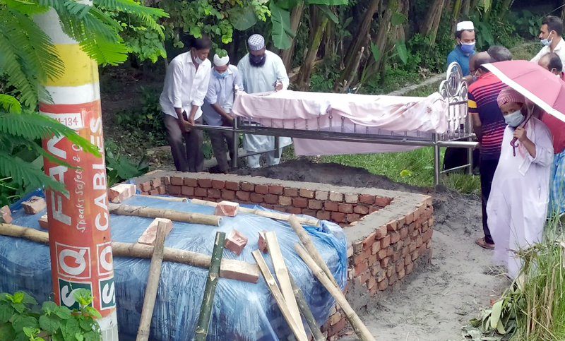 ৩ যুগের দাম্পত্য জীবন ৩৩ ঘণ্টায় অবসান, পাশাপাশি দাফন